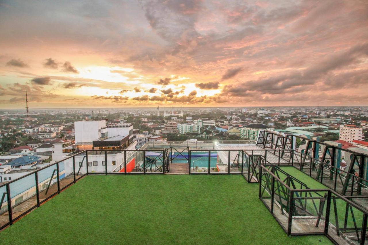 Harris Hotel Pontianak Exterior photo
