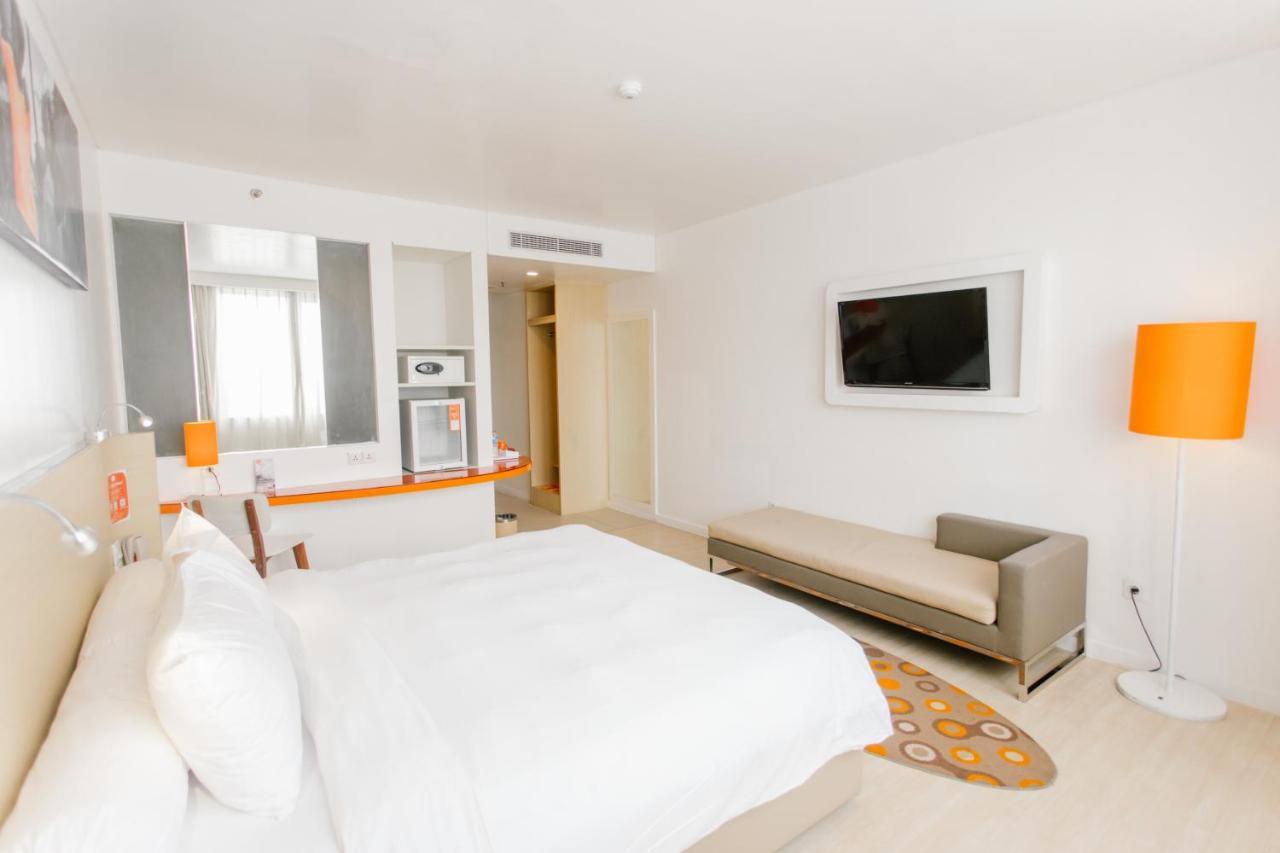Harris Hotel Pontianak Exterior photo