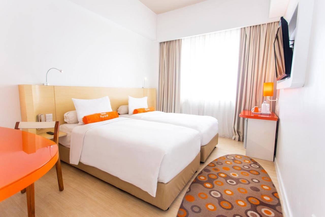 Harris Hotel Pontianak Exterior photo