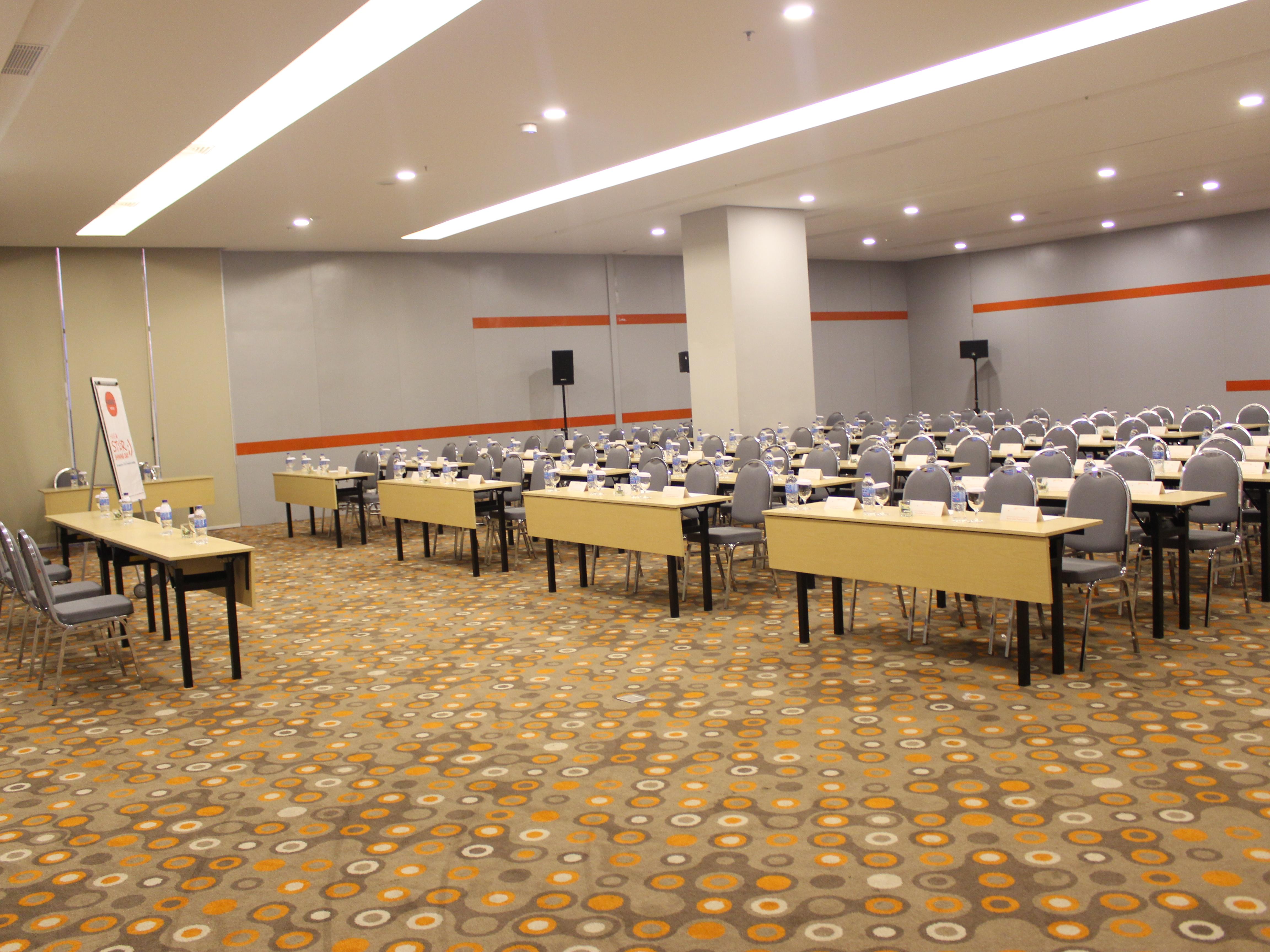 Harris Hotel Pontianak Exterior photo